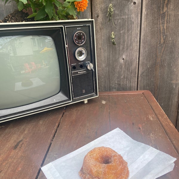 10/9/2023 tarihinde Edwinaziyaretçi tarafından Dynamo Donut &amp; Coffee'de çekilen fotoğraf