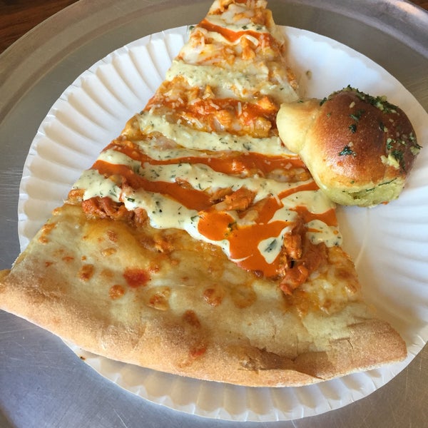 รูปภาพถ่ายที่ Wiseguy NY Pizza โดย Edwina เมื่อ 4/9/2017