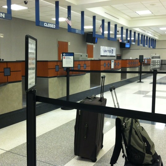 รูปภาพถ่ายที่ Tyler Pounds Regional Airport (TYR) โดย Troy K. เมื่อ 10/26/2012