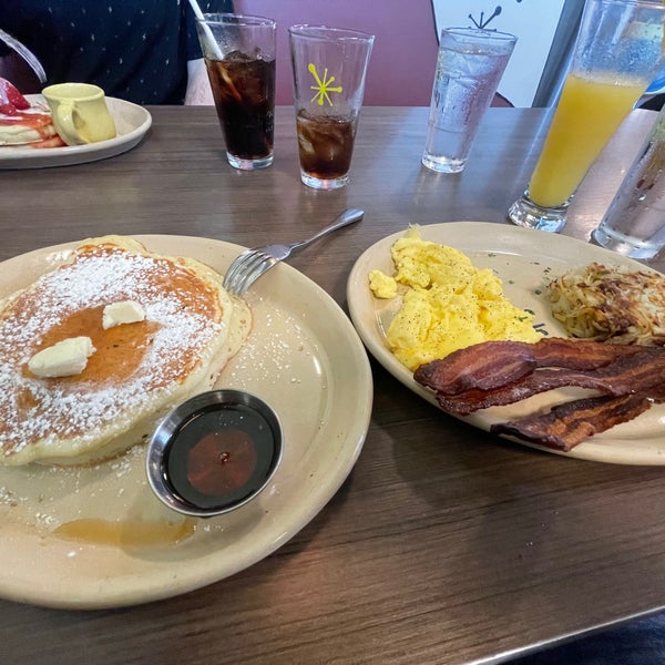 Photo taken at Snooze an AM Eatery by Olli K. on 8/12/2021