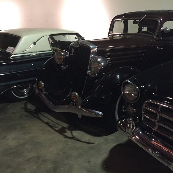 Снимок сделан в Classic Cars West пользователем Liz P. 3/7/2015