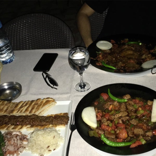 Das Foto wurde bei Mavi Göl Restaurant von Gülçin Ç. am 7/25/2020 aufgenommen