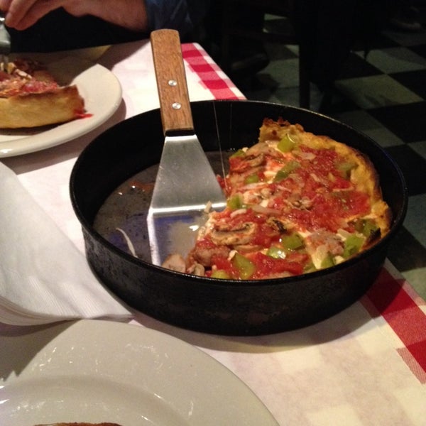 Foto diambil di Pizano&#39;s Pizza &amp; Pasta oleh Wendy Q. pada 9/12/2014