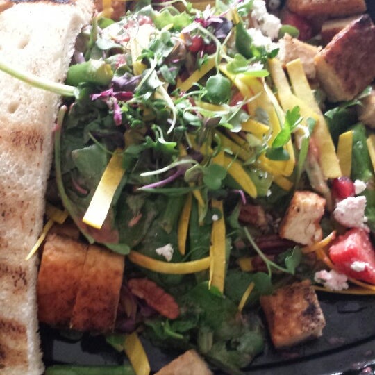 รูปภาพถ่ายที่ Veggie Grill โดย Michelle M. เมื่อ 5/10/2014