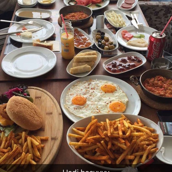 Photo taken at Barachã Cafe by Deniz Ceren A. on 5/12/2016