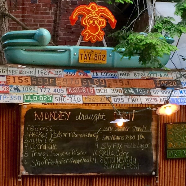 รูปภาพถ่ายที่ Three Monkeys Café โดย John L. เมื่อ 5/25/2015