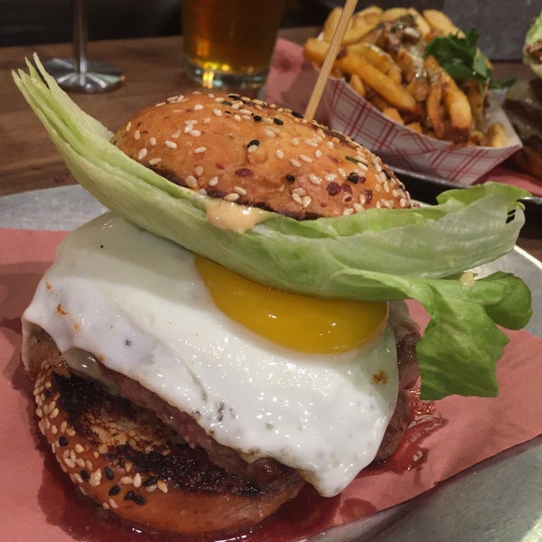 Foto scattata a 4505 Burgers &amp; BBQ da Mandy ✨. il 2/28/2015