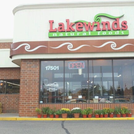 Foto scattata a Lakewinds Natural Foods da Ole K. il 10/14/2012