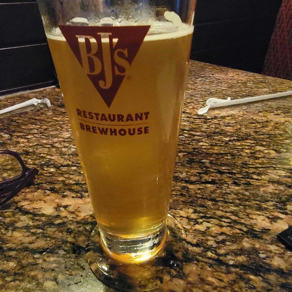 Photo taken at BJ&#39;s Restaurant &amp; Brewhouse by Ken G. on 8/15/2022