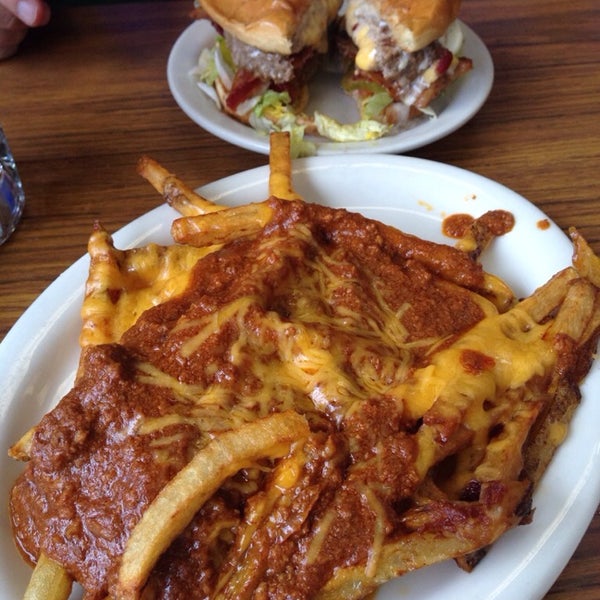 Снимок сделан в Brownie&#39;s Hamburger Stand пользователем Danielle M. 6/2/2014