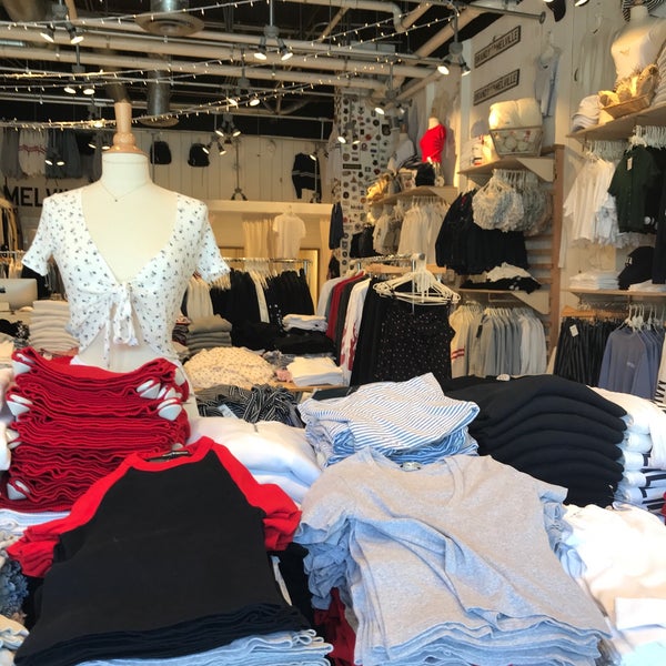 Insignia desinfectar tema Brandy Melville - Tienda de ropa en Huntington Beach