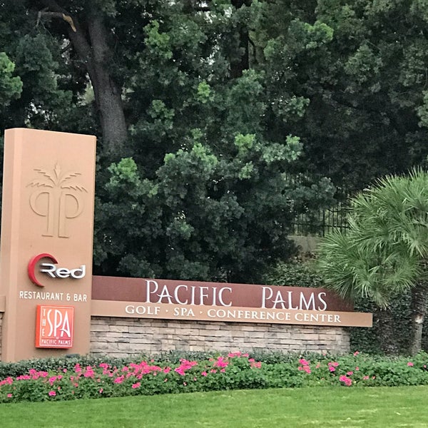 รูปภาพถ่ายที่ Pacific Palms Resort โดย Lena K. เมื่อ 1/7/2018