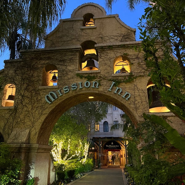 Foto diambil di The Mission Inn Hotel &amp; Spa oleh Lena K. pada 4/21/2023