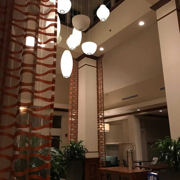 Foto diambil di Hilton Garden Inn oleh Lena K. pada 4/3/2021