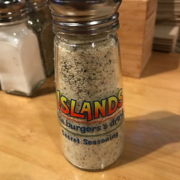 Photo taken at Islands Restaurant by Lena K. on 6/3/2018
