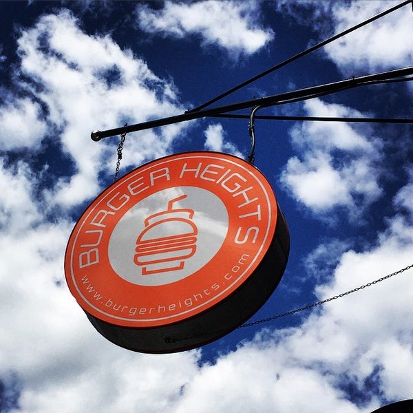 4/29/2015 tarihinde Ramon P.ziyaretçi tarafından Burger Heights'de çekilen fotoğraf