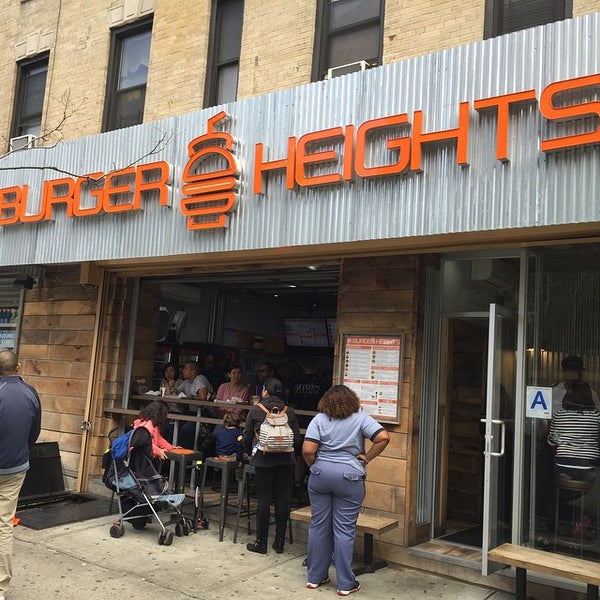 Foto scattata a Burger Heights da Ramon P. il 6/5/2015