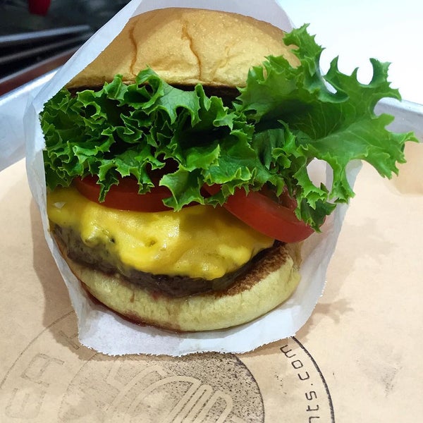 Foto scattata a Burger Heights da Ramon P. il 7/17/2015
