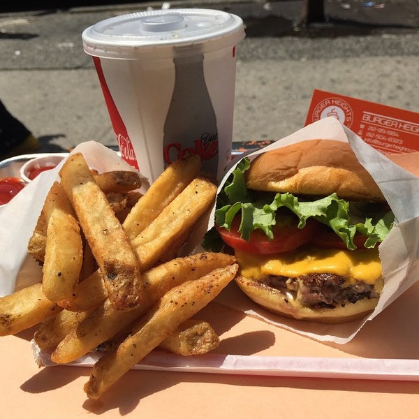 Foto scattata a Burger Heights da Ramon P. il 6/3/2015