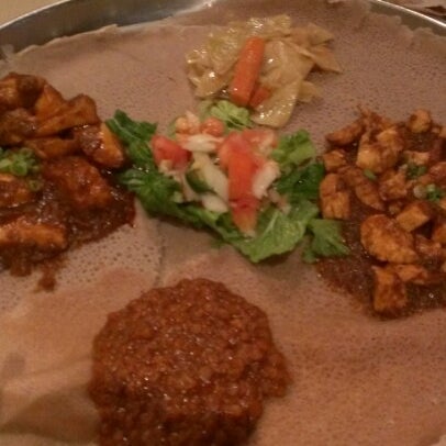 Foto tomada en Ethiopian Diamond Restaurant &amp; Bar  por Kavitha S. el 2/9/2013