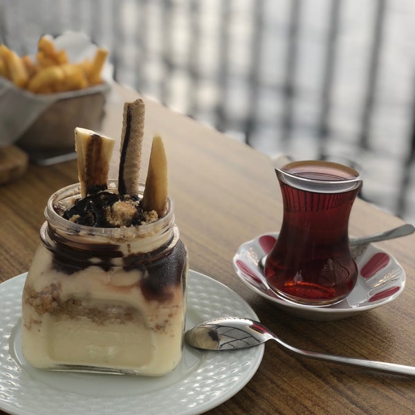 Foto tirada no(a) Manzara Cafe &amp; Restaurant por Murat R. em 10/20/2018
