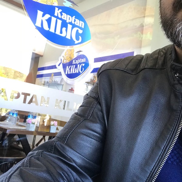 Das Foto wurde bei Kılıç Balık Market von Lütfi am 4/3/2018 aufgenommen