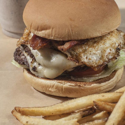 The Cajun Sunrise reportedly is Meatheads' most popular treatment, with adornments consisting of pepper jack cheese, bacon, fried egg, blue cheese sauce, and jalapeño slices.