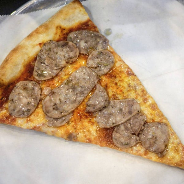 รูปภาพถ่ายที่ Vinny&#39;s NY Pizza โดย Foodie B. เมื่อ 9/3/2015