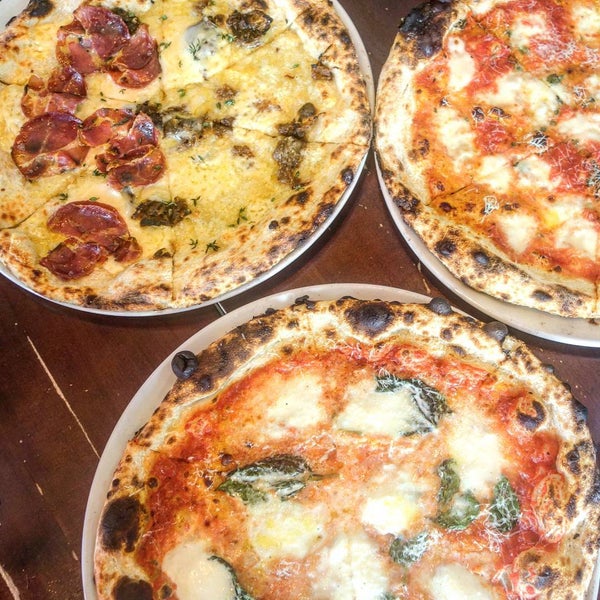 Foto diambil di Varasano&#39;s Pizzeria oleh Foodie B. pada 8/22/2015