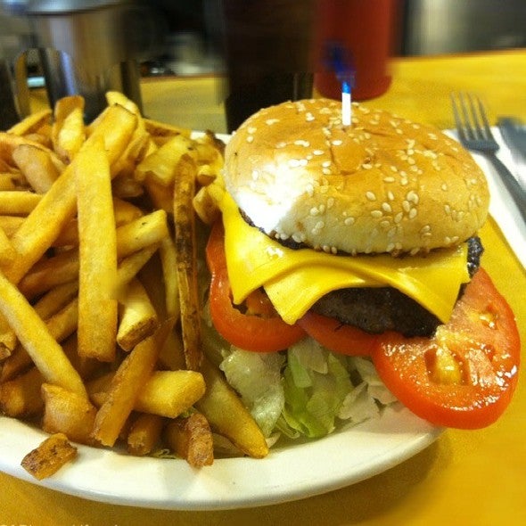 Das Foto wurde bei Chuck&#39;s Hamburgers von Chuck&#39;s Hamburgers am 8/1/2014 aufgenommen