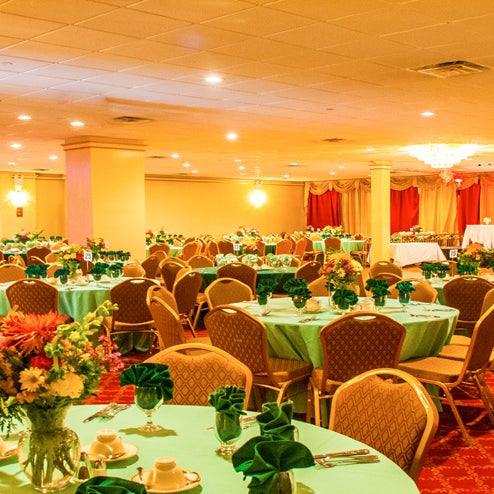 8/1/2014 tarihinde Tropical Paradise Ballroom, Banquet Hall &amp; Cateringziyaretçi tarafından Tropical Paradise Ballroom, Banquet Hall &amp; Catering'de çekilen fotoğraf