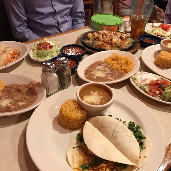 Foto scattata a La Parrilla Mexican Restaurant da Intrepid T. il 3/31/2017