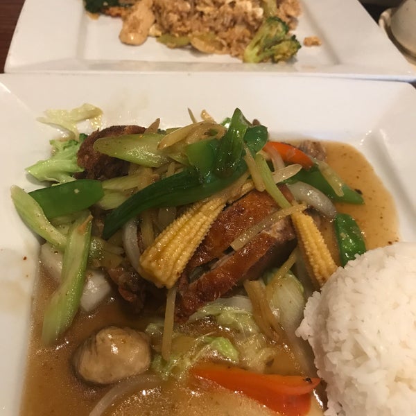 รูปภาพถ่ายที่ Ayuttaya Thai Cuisine โดย Intrepid T. เมื่อ 9/4/2017