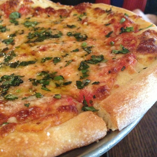 Снимок сделан в Patxi&#39;s Pizza пользователем Siddharth V. 2/1/2013