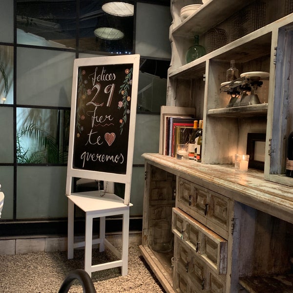 Photo prise au House Café + Lounge par Luna V. le9/21/2019