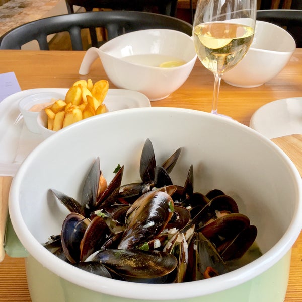 I had awesome mussels here, feeling like back in Brussels. 🙂 Wine was alright as a pair to meal, however my Sauvignon didn't really impressed. Very nice service too.
