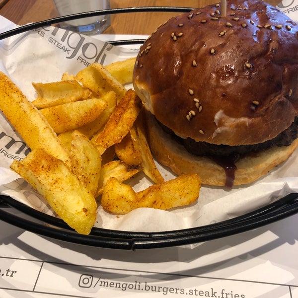 2/12/2019にDENİZ D.がMengoli Burgers Steak Friesで撮った写真