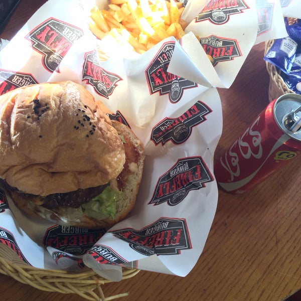 Foto tirada no(a) Firefly Burger por Ala&#39; A. em 10/17/2016