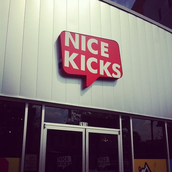 Foto tirada no(a) Nice Kicks por T T. em 3/17/2013