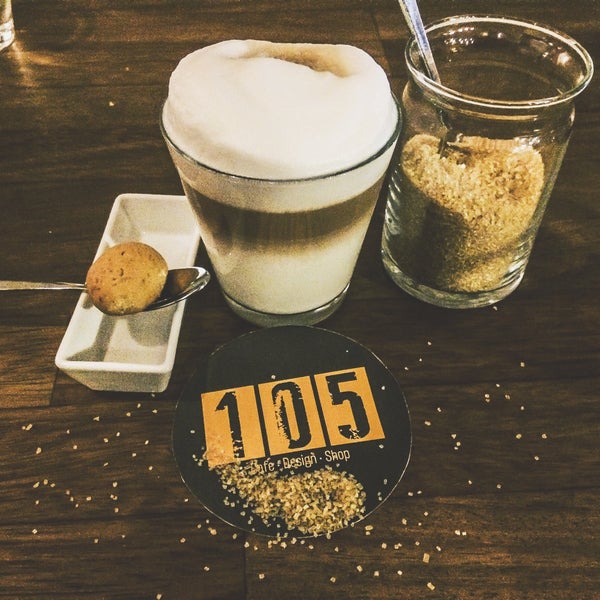 Foto tomada en 105 Cafe • Design • Shop  por Ayberk G. el 1/7/2015