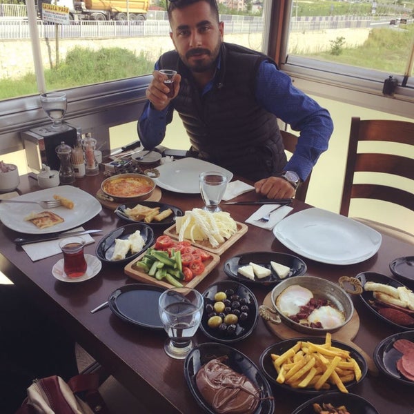 รูปภาพถ่ายที่ Köyüm Kasap &amp; Et Restaurant โดย Samet S. เมื่อ 5/12/2017