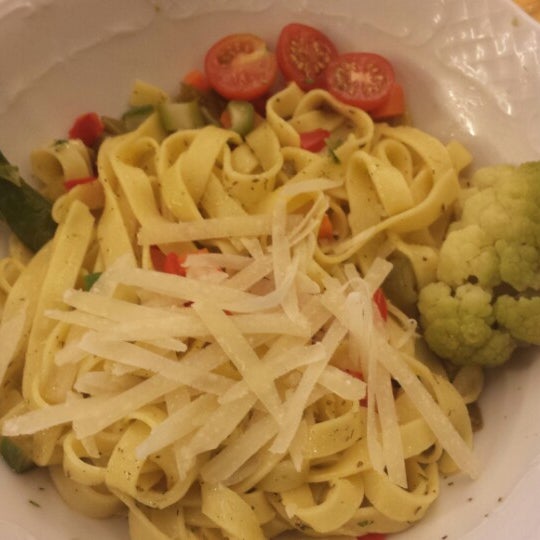 Plat vegetaria de pasta fresca i parmesano .