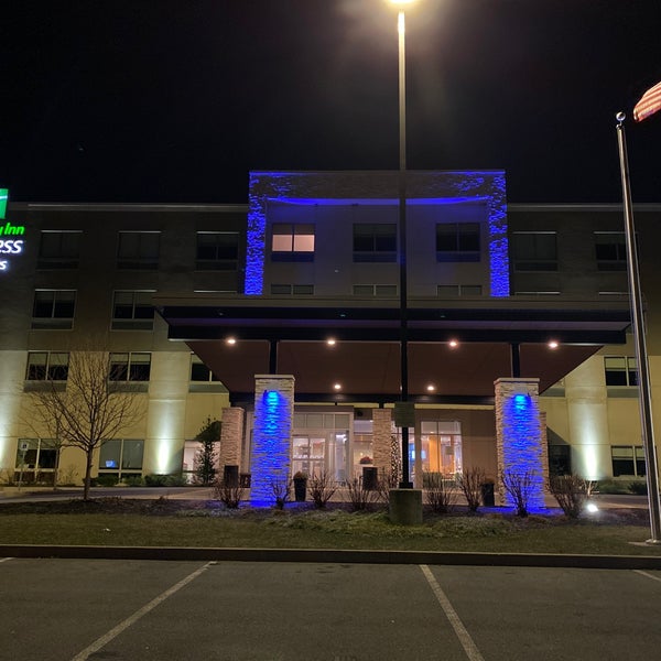 Photo taken at Holiday Inn Express &amp; Suites by Brent F. on 1/3/2022