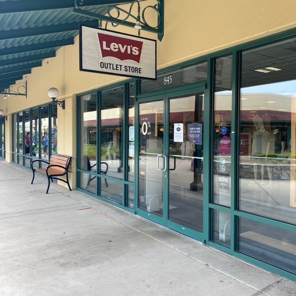 Levi's Outlet Store - 845 Premium Outlets Blvd