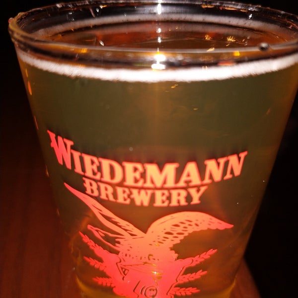 Foto tirada no(a) Wiedemann Brewery por Ernie S. em 11/2/2019