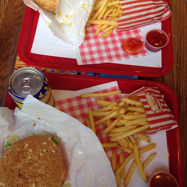 รูปภาพถ่ายที่ Ketchup โดย Ayla B. เมื่อ 8/11/2014