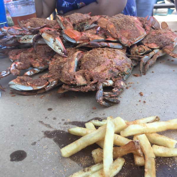 9/23/2017 tarihinde Kara L.ziyaretçi tarafından Captain James Landing - Restaurant and Crab House'de çekilen fotoğraf