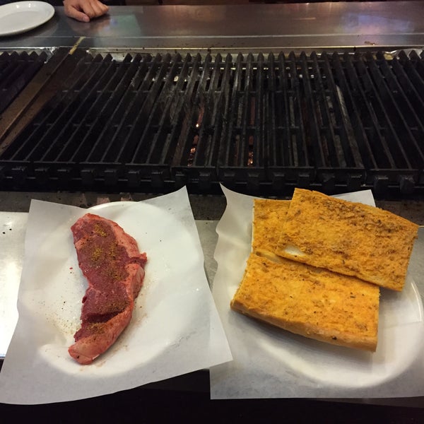 Снимок сделан в Grill Em Steak House &amp; Sports Bar пользователем dee l. 3/22/2015
