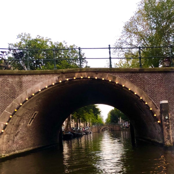 Пешеходный мост нагатинский затон проект. Семь мостов амстердам дом. Seven bridges spot. Семь мостов в амстердаме. Амстердам мост 15 мостов.