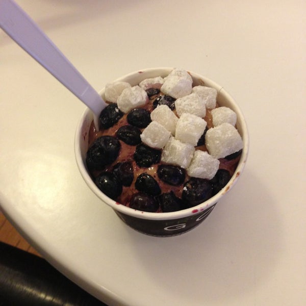 Photo taken at Smooch Frozen Yogurt &amp; Mochi by Dwayne D. on 7/13/2013